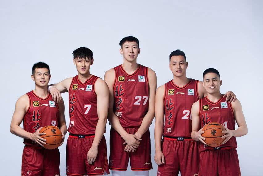 篮球比赛在电视直播中吸引众多球迷关注